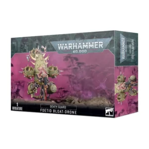 Boîte d'emballage officielle d'une figurine de véhicule pour le jeu de stratégie Warhammer 40,000, présentée de trois-quarts. Le grand logo argenté de Warhammer 40,000 domine la partie supérieure, incrusté sur une bordure supérieure gris-vert sculptée de reliefs de visages hurlants. L'illustration centrale met en scène le Drone Fétide (intitulé Death Guard Foetid Bloat-drone en anglais) entièrement assemblé et peint. Cette machine de guerre volante de la faction Death Guard se présente sous la forme d'un imposant dôme métallique blindé vert olive rouillé et corrompu, doté d'un œil central lumineux rouge. Le drone lévite dans les airs grâce à deux turbines latérales intégrées à sa coque et est armé à sa base de deux crache-peste (lances-flammes lourds) orientés vers le bas. Le véhicule survole un champ de bataille rocheux et désolé, devant un arrière-plan baigné d'une épaisse brume toxique rose et violette. En bas au centre, un encadré noir épuré indique les inscriptions blanches "DEATH GUARD FOETID BLOAT-DRONE", flanquées de la mention "1 MINIATURE" à gauche et du logo officiel blanc de Warhammer Citadel à droite. Le rabat latéral droit montre un aperçu vertical de la figurine sous le même angle.