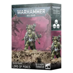 Boîte d'emballage officielle d'une figurine de personnage pour le jeu de stratégie Warhammer 40,000, présentée de trois-quarts. Le grand logo argenté de Warhammer 40,000 domine la partie supérieure, incrusté sur une bordure supérieure gris foncé sculptée de reliefs de visages hurlants. L'illustration centrale met en scène le redoutable Seigneur des Véroles (intitulé Death Guard Lord of Poxes en anglais) entièrement assemblé et peint. Ce Space Marine du Chaos corrompu de la faction Death Guard arbore une armure énergétique massive d'un vert olive putride, marquée par la rouille et les mutations. Son casque est équipé de lentilles rouges et d'un respirateur, tandis qu'un énorme injecteur ou appareil de diffusion de peste est fixé sur son dos. Il tient un pistolet à plasma surchauffé dans sa main gauche et porte une grande hache rouillée accrochée dans son dos. Le personnage se tient debout au bord d'un sol rocheux beige terreux et escarpé, devant un arrière-plan baigné d'une brume toxique rose et violette laissant deviner des arbres tordus. En bas au centre, un encadré noir épuré indique les inscriptions blanches "DEATH GUARD LORD OF PEXES", flanquées de la mention "1 CITADEL MINIATURE" à droite avec le logo officiel blanc de Warhammer Citadel. Le rabat latéral droit, d'une teinte gris-bleu sombre, montre l'icône blanche composée de trois crânes de la faction ainsi qu'un aperçu vertical du personnage sous le même angle.