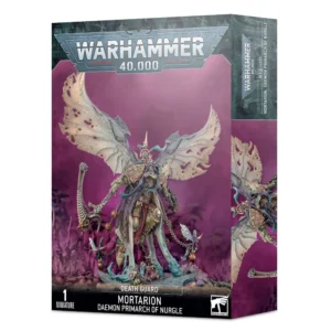 Boîte d'emballage officielle d'une figurine de personnage pour le jeu de stratégie Warhammer 40,000, présentée de trois-quarts. Le grand logo argenté de Warhammer 40,000 domine la partie supérieure, incrusté sur une bordure supérieure gris-vert sculptée de reliefs de visages hurlants. L'illustration centrale met en scène Mortarion, Primarque Démon de Nurgle entièrement assemblé et peint. Cette immense créature ailée de la faction Death Guard arbore une armure énergétique baroque vert olive corrodée, de grands vêtements en tissus déchirés gris et violet, et une gigantesque paire d'ailes de lépidoptère en décomposition, trouées et de couleur beige. Dans sa main droite, il brandit une immense faux de guerre appelée le Silence, tandis que des petites créatures de Nurgle (des Nurglings) et des encensoirs suspendus à des chaînes l'entourent à la base. L'arrière-plan est baigné d'une brume toxique dense de couleur violette et rose. En bas au centre, un encadré noir épuré indique les inscriptions blanches "DEATH GUARD MORTARION DAEMON PRIMARCH OF NURGLE", flanquées de la mention "1 MINIATURE" à gauche et du logo blanc officiel de Warhammer Citadel à droite. Le rabat latéral droit montre un aperçu vertical de la figurine et de ses ailes sous le même angle.