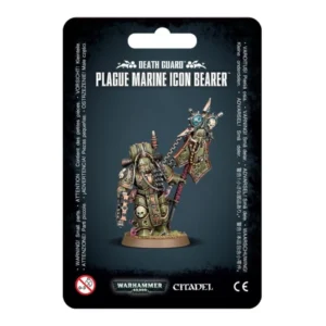 Emballage sous blister officiel d'une figurine de personnage pour le jeu de stratégie Warhammer 40,000, présenté de face avec une fente d'accroche au sommet. Sur un fond gris foncé uni, l'illustration centrale présente la figurine du Porte-icône entièrement assemblée et peinte sur son socle. Ce guerrier de la faction Death Guard porte une armure énergétique massive vert olive corrodée et ornée d'éléments en bronze rouillé, avec des motifs de crânes incrustés sur les genouillères. Il est équipé d'un casque à cornes avec un respirateur et porte un pistolet bolter dans sa main droite. De sa main gauche, il tient fermement une immense et macabre bannière de la peste (icône) fixée à une hampe entourée de tissu pourpre, surmontée de crânes, de pointes et d'un symbole à trois cercles de Nurgle. En haut, l'inscription en lettres capitales blanches indique "DEATH GUARD PLAGUE MARINE ICON BEARER". En bas, le logo officiel noir et vert de Warhammer 40,000 est positionné à côté du logo blanc Citadel et du marquage CE.