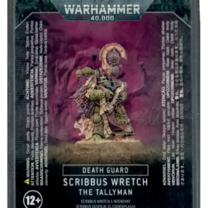 Emballage sous blister officiel d'une figurine de personnage pour le jeu de stratégie Warhammer 40,000, présenté de face avec une fente d'accroche au sommet. Sur un fond noir uni, l'illustration centrale présente Scribbus Wretch, l'Intendant (intitulé Scribbus Wretch The Tallyman en anglais) entièrement assemblé et peint sur son socle rocheux beige terreux. Ce guerrier de la faction Death Guard porte une armure énergétique massive vert olive corrodée avec des bordures en bronze rouillé. Il arbore une longue robe en tissu déchirée de couleur beige clair et un capuchon assorti cachant son visage. De sa main gauche, il tient un long parchemin qui se déroule jusqu'au sol, sur lequel il note les morts à l'aide d'une plume en os tenue dans sa main droite. Un petit démon de Nurgle (un Nurgling) de couleur jaune-vert est assis à ses pieds à gauche, portant une pile de parchemins. En haut, l'inscription en lettres capitales blanches indique "DEATH GUARD SCRIBBUS WRETCH THE TALLYMAN". En bas, le logo officiel de Warhammer 40,000 est entouré du logo blanc Citadel à sa droite et des symboles de sécurité.