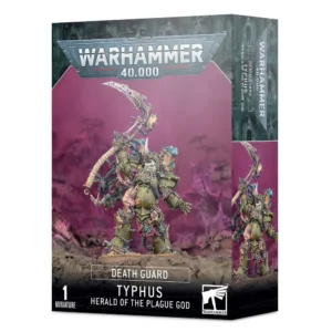 Boîte d'emballage officielle d'une figurine de personnage pour le jeu de stratégie Warhammer 40,000, présentée de trois-quarts. Le grand logo argenté de Warhammer 40,000 domine la partie supérieure, incrusté sur une bordure supérieure gris-vert sculptée de reliefs de visages hurlants. L'illustration centrale met en scène le personnage Typhus, Héraut du Dieu de la Peste entièrement assemblé et peint. Ce colossal Space Marine du Chaos de la faction Death Guard arbore une armure Terminator Cataphractii massive de couleur vert olive, profondément corrompue et abîmée, surmontée d'une longue corne striée sur le dessus de son casque. Il brandit au-dessus de sa tête sa gigantesque faux de guerre faucheuse d'hommes, appelée le Fauche-peste, entourée d'un essaim de mouches et de Nurglings farceurs accrochés à son armure. Le personnage se tient debout sur une crête rocheuse brune et aride, devant un arrière-plan brumeux baigné d'une dense vapeur toxique violette. En bas au centre, un encadré noir épuré indique les inscriptions blanches "DEATH GUARD TYPHUS HERALD OF THE PLAGUE GOD", flanquées de la mention "1 MINIATURE" à gauche et du logo blanc officiel de Warhammer Citadel à droite. Le rabat latéral droit montre un aperçu vertical de la figurine sous le même angle.