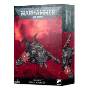 Boîte d'emballage officielle d'une figurine de véhicule pour le jeu de stratégie Warhammer 40,000, présentée de trois-quarts. Le grand logo argenté de Warhammer 40,000 domine la partie supérieure, incrusté sur une bordure supérieure gris-vert sculptée de reliefs de visages hurlants. L'illustration centrale met en scène le vaisseau Corvus Blackstar entièrement assemblé et peint. Ce transport aérien d'assaut lourd de la faction Deathwatch arbore un blindage noir mat rehaussé d'une aile rouge frappée d'une icône de crâne blanc, d'une verrière aux vitres teintées de rouge et d'optiques bleues lumineuses à l'avant. Le chasseur, équipé de lance-missiles et de canons jumelés sous le nez, survole à basse altitude des structures impériales gothiques en ruine sous un ciel brumeux saturé de fumées et de lueurs rouge vif apocalyptiques. En bas au centre, un encadré noir épuré indique les inscriptions blanches "DEATHWATCH CORVUS BLACKSTAR", flanquées de la mention "1 MINIATURE" à gauche et du logo blanc officiel de Warhammer Citadel à droite. Le rabat latéral droit montre un aperçu vertical du vaisseau sous le même angle.