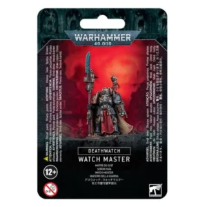 Emballage sous blister officiel d'une figurine de personnage pour le jeu de stratégie Warhammer 40,000, présenté de face avec une fente d'accroche au sommet. La partie supérieure arbore le logo officiel argenté Warhammer 40,000 sur fond gris texturé représentant des visages hurlants. L'illustration centrale met en scène le Maître du Guet entièrement assemblé et peint. Ce puissant commandant de la faction Deathwatch porte une lourde armure énergétique noire ornée d'une épaulière gauche argentée aux inscriptions sculptées, d'un grand symbole de l'Inquisition sur le torse, d'un pagne rouge fluide et d'une cape beige. De sa main droite, il brandit verticalement une immense lance de gardien modifiée dotée d'une longue lame énergétique bleue lumineuse, tandis qu'un servo-crâne équipé d'optiques est fixé au-dessus de son paquetage dorsal. Le personnage est positionné sur un socle de roche sombre, devant un arrière-plan baigné d'un dégradé rouge vif embrumé laissant deviner des silhouettes de ruines. En bas au centre, un encadré noir affiche les mentions "DEATHWATCH" et "WATCH MASTER", suivies de ses traductions multilingues, dont "MAÎTRE DU GUET". En bas à droite figure le logo blanc de Warhammer Citadel.