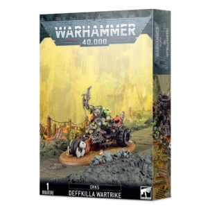 Boîte d'emballage officielle de Warhammer 40,000 au format vertical, présentant une figurine de véhicule pour l'armée des Orks. L'illustration principale, sur un fond jaune brumeux de ruines et de cités industrielles dévastées, met en scène un puissant trike de combat connu sous le nom de Deffkilla Wartrike (Trike Morkito). Le véhicule possède une roue avant unique imposante et deux roues motrices à l'arrière, une carrosserie métallique noircie et des échappements crachant de la fumée. Le Boss Ork qui pilote l'engin, à la peau verte, arbore une posture dynamique, brandissant une pince énergétique au-dessus de sa tête tout en tenant le guidon. Le logo officiel argenté "WARHAMMER 40,000" domine le haut de la boîte. La bande noire inférieure affiche les mentions textuelles "1 MINIATURE", "ORKS DEFFKILLA WARTRIKE" au centre, ainsi que le logo de Games Workshop dans le coin inférieur droit.