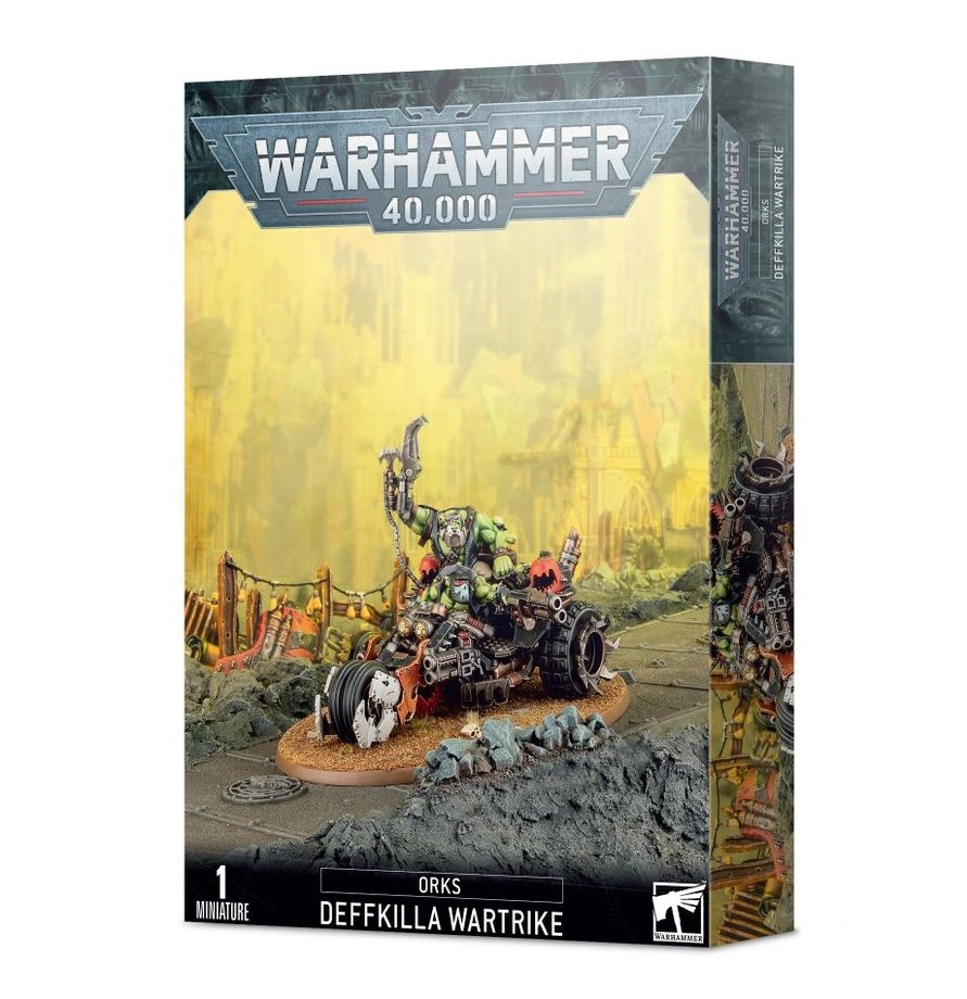 Boîte d'emballage officielle de Warhammer 40,000 au format vertical, présentant une figurine de véhicule pour l'armée des Orks. L'illustration principale, sur un fond jaune brumeux de ruines et de cités industrielles dévastées, met en scène un puissant trike de combat connu sous le nom de Deffkilla Wartrike (Trike Morkito). Le véhicule possède une roue avant unique imposante et deux roues motrices à l'arrière, une carrosserie métallique noircie et des échappements crachant de la fumée. Le Boss Ork qui pilote l'engin, à la peau verte, arbore une posture dynamique, brandissant une pince énergétique au-dessus de sa tête tout en tenant le guidon. Le logo officiel argenté "WARHAMMER 40,000" domine le haut de la boîte. La bande noire inférieure affiche les mentions textuelles "1 MINIATURE", "ORKS DEFFKILLA WARTRIKE" au centre, ainsi que le logo de Games Workshop dans le coin inférieur droit.