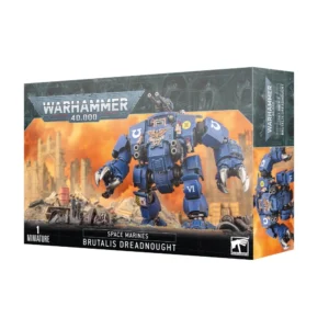Boîte d'emballage officielle de la figurine Warhammer 40,000 mettant en avant le Dreadnought Brutalis des Space Marines. L'illustration principale montre un imposant robot de guerre blindé peint en bleu, couleur emblématique du chapitre des Ultramarines. Ce marcheur massif avance au milieu de débris de guerre et est équipé de deux gigantesques griffes de combat mécaniques ainsi que d'une tourelle d'arme lourde sur le dessus. Son armure frontale est ornée d'un aigle impérial doré stylisé, de sceaux de pureté et des marquages blancs "Ω", "II" et "VI". En arrière-plan, un ciel de guerre apocalyptique brille de lueurs orange et jaune derrière les silhouettes de ruines gothiques. Le logo argenté Warhammer 40,000 est positionné en haut à gauche, tandis que les mentions textuelles "Space Marines" et "Brutalis Dreadnought" sont inscrites en blanc sur une bande noire en bas de la boîte.