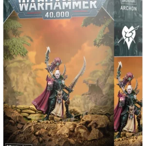 Boîte d'emballage officielle d'une figurine de personnage pour le jeu de stratégie Warhammer 40,000, présentée de trois-quarts. Le grand logo argenté de Warhammer 40,000 domine la partie supérieure de la face avant, incrusté sur une bordure supérieure gris-vert sculptée de reliefs de visages hurlants. L'illustration centrale met en scène le seigneur de guerre extraterrestre, l'Archonte, entièrement assemblé et peint. Ce commandant xenos à la peau pâle et aux yeux cruels porte une armure de plaques noire et verte hautement ouvragée, agrémentée d'une longue cape pourpre fluide et d'un tabard beige. Il brandit une épée dessiccatrice incurvée et dentelée de sa main gauche, tandis que sa main droite génère une flamme d'énergie violette. Un trophée orné d'un plumet pourpre surmonte son paquetage dorsal. Le personnage se tient debout derrière une ligne de sacs de sable protecteurs sur un sol rocheux et désertique, devant un arrière-plan embrumé aux teintes chaudes d'orange et de jaune. En bas à gauche, un encadré noir épuré indique les inscriptions blanches "DRUKHARI ARCHON", flanquées de la mention "1 CITADEL MINIATURE" et du logo officiel blanc de Warhammer. Le rabat latéral droit affiche un cœur stylisé blanc (l'icône de la cabale) sur fond sombre ainsi qu'un aperçu vertical de ce même personnage.