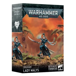 Boîte d'emballage officielle d'une figurine de personnage pour le jeu de stratégie Warhammer 40,000, présentée de trois-quarts. Le grand logo argenté de Warhammer 40,000 domine la partie supérieure de la face avant, incrusté sur une bordure supérieure gris-vert sculptée de reliefs de visages hurlants. L'illustration centrale met en scène le personnage de Dame Malys entièrement assemblé et peint. Cette puissante dirigeante xenos porte une armure de plaques segmentée bleu métallique et noire rehaussée de pointes acérées, une jupe noire fluide et un long manteau blanc. Elle brandit une épée dessiccatrice incurvée dans sa main droite, un éventail tranchant ouvert dans sa main gauche, tandis que de longs appendices tressés gris terminés par des lames vertes lumineuses s'élèvent de son dos. Elle est représentée debout en hauteur sur un sol de terre et de roches sombres parsemé de fougères, devant un arrière-plan embrumé aux teintes chaudes d'orange et de rouge vif évoquant un ciel extraterrestre incandescent et des silhouettes d'arbres étranges. En bas au centre, un encadré noir épuré indique les inscriptions blanches "DRUKHARI LADY MALYS", flanquées de la mention "1 CITADEL MINIATURE" et du logo officiel blanc de Warhammer. Le rabat latéral droit affiche une icône de cœur stylisé blanc sur fond sombre ainsi qu'un aperçu vertical de cette même figurine.