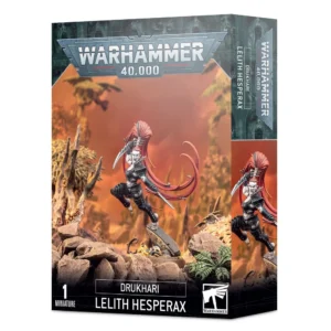 Boîte d'emballage officielle d'une figurine de personnage pour le jeu de stratégie Warhammer 40,000, présentée de trois-quarts. Le grand logo argenté de Warhammer 40,000 domine la partie supérieure, incrusté sur une bordure supérieure gris-vert sculptée de reliefs de visages hurlants. L'illustration centrale met en scène la gladiatrice extraterrestre Lelith Hesperax entièrement assemblée et peinte. Cette championne xenos à la peau d'un blanc spectral et aux yeux féroces porte une armure de combat légère et segmentée noir de jais. Elle est représentée dans une pose acrobatique et aérienne d'une grande agilité, s'élançant depuis un débris de ruine en pierre gravé. Ses longs cheveux roux flamboyants forment une immense crinière dynamique qui flotte gracieusement autour d'elle. Elle brandit une dague acérée dans chaque main, prête à frapper. Le personnage évolue au milieu d'un paysage extraterrestre désertique aux teintes ocres sous un ciel embrumé de couleur orange et jaune vif, parsemé de coraux et de plantes étranges. En bas au centre, un encadré noir épuré indique les inscriptions blanches "DRUKHARI LELITH HESPERAX", flanquées de la mention "1 MINIATURE" à gauche et du logo officiel blanc de Warhammer Citadel à droite. Le rabat latéral droit montre un aperçu vertical de cette même guerrière sous le même angle.