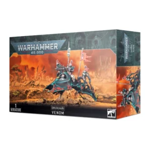 Boîte d'emballage officielle d'une figurine de véhicule pour le jeu de stratégie Warhammer 40,000, présentée de trois-quarts. Le grand logo argenté de Warhammer 40,000 domine la partie supérieure, incrusté sur une bordure supérieure gris-vert sculptée de reliefs de visages hurlants. L'illustration centrale met en scène le transport léger Venom entièrement assemblé et peint. Ce véhicule antigrav rapide de la faction Drukhari arbore une silhouette profilée et agressive, avec une coque segmentée noir mat et des lignes de structure vert-de-gris. Deux artilleurs xenos à la peau pâle sont visibles à bord : l'un pilote à l'avant derrière une verrière transparente, tandis que l'autre manipule un canon éclateur lourd monté à l'arrière. Le Venom lévite au-dessus d'un sol de roches sombres et d'arbres tordus extraterrestres, devant un arrière-plan baigné d'un ciel brumeux aux teintes chaudes d'orange et de jaune vif. En bas au centre, un encadré noir épuré indique les inscriptions blanches "DRUKHARI VENOM", flanquées de la mention "1 MINIATURE" à gauche et du logo officiel blanc de Warhammer Citadel à droite. Le rabat latéral droit montre un aperçu vertical du véhicule sous le même angle.