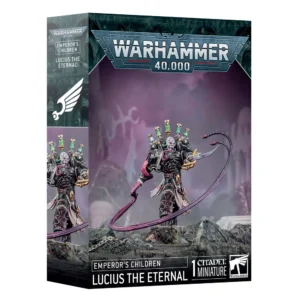 Boîte d'emballage officielle d'une figurine Citadel Warhammer 40,000 pour la faction Emperor's Children représentant le personnage de Lucius l'Éternel. Le logo "Warhammer 40,000" trône en haut au centre sur un fond violet embrumé. La boîte présente une illustration de la figurine peinte : un space marine du Chaos à la peau pâle et balafrée, vêtu d'une armure noire et dorée ornée de visages hurlants. Des tubes de liquide vert luminescent sont fixés sur son dos. Il brandit une épée incurvée dans sa main gauche et manie un long fouet préhensile violet qui entoure son socle rocheux. Les mentions "Emperor's Children", "Lucius the Eternal" et le logo "Citadel Miniature" sont visibles en blanc en bas de la boîte.