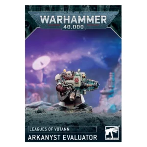 Gros plan studio sur la figurine de l'Évaluateur Arkanyste des Leagues of Votann, présentée sur le devant de sa boîte de collection. Le personnage, un Kin trapu, porte une longue robe blanche et des armures techniques, et manipule une arme complexe équipée d'un scanner émettant une lueur bleue. Il est représenté debout sur un socle rocheux dans un environnement dévasté, sous un ciel nocturne aux teintes violettes. Le bandeau de texte affiche clairement "LEAGUES OF VOTANN" suivi du nom "ARKANYST EVALUATOR" en lettres capitales blanches, avec le logo Warhammer 40,000 et Citadel en bas de l'image.