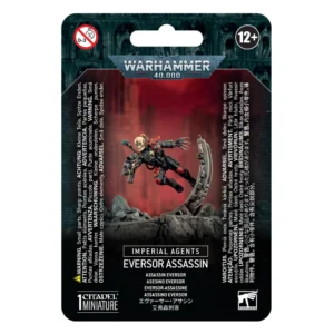 Emballage sous blister officiel d'une figurine de personnage pour le jeu de stratégie Warhammer 40,000, présenté de face avec une fente d'accroche au sommet. La partie supérieure arbore le logo officiel argenté Warhammer 40,000 sur fond gris texturé représentant des visages hurlants. L'illustration centrale met en scène l'Assassin Eversor entièrement assemblé et peint. Ce tueur fanatique porte une combinaison noire moulante rehaussée de protections rouges aux genoux et d'équipements de combat. Sa tête est un crâne nu effrayant aux yeux rouges luisants. Il est représenté en pleine course dynamique, s'élançant depuis un débris métallique courbé et gris d'une structure en ruine. De sa main droite, il pointe un pistolet Executioner, tandis que sa main gauche est équipée d'une griffe neurotoxique aux longs doigts acérés. Le personnage progresse sur un sol de roche sombre parsemé de débris, devant un arrière-plan baigné d'un dégradé rouge vif avec des silhouettes de bâtiments industriels gothiques. En bas au centre, un encadré noir affiche les mentions "IMPERIAL AGENTS" et "EVERSOR ASSASSIN", suivies de ses traductions multilingues, dont "ASSASSIN EVERSOR". En bas à gauche figure la mention "1 CITADEL MINIATURE".
