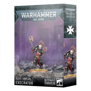 Boîte d'emballage rectangulaire pour une figurine du jeu Warhammer 40,000 présentant le personnage Execrator des Black Templars. L'illustration centrale montre la figurine peinte d'un Space Marine en armure noire avec un tabard bordeaux et un casque blanc en forme de crâne. Il avance en tenant un pistolet bolter rouge d'une main et en brandissant une masse d'armes ou un crozius doré de l'autre. Une auréole de fer dorée surmonte son armure dorsale. La figurine est posée sur un sol rocheux gris avec un fond de ruines gothiques brumeuses de couleur violette. Le logo officiel « Warhammer 40,000 » est placé en haut. La partie inférieure noire contient les inscriptions « Black Templars », « Execrator » et « 1 Citadel Miniature », accompagnées du logo Warhammer. Le côté de la boîte montre également le profil de la figurine et une croix de Malte blanche.
