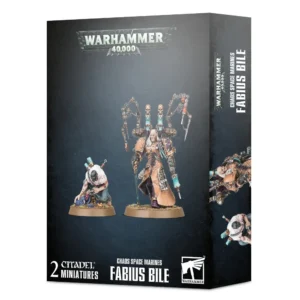 Boîte d'emballage officielle de figurines pour le jeu de stratégie Warhammer 40,000, présentée de trois-quarts. Le logo argenté de Warhammer 40,000 domine le haut de la boîte sur un fond gris foncé et texturé. L'illustration centrale met en scène le personnage de Fabius Bile aux côtés de son acolyte Chirurgien Glandulaire. Fabius Bile est un savant fou du Chaos vêtu d'un long manteau beige rappelant de la peau humaine tendue, doté d'un râtelier dorsal mécanique complexe surmonté de fioles de liquide turquoise, de crânes et de bras articulés chirurgicaux terminés par des seringues et des scies. À sa gauche, une petite créature mutée et bossue porte une bure blanche maculée de sang et manipule des instruments médicaux. Les deux figurines reposent sur des socles sablés individuels. En bas de la boîte, les inscriptions en lettres capitales blanches indiquent "CHAOS SPACE MARINES FABIUS BILE" flanquées de la mention "2 CITADEL MINIATURES" à gauche et du logo blanc Citadel de Warhammer à droite. Le rabat latéral droit montre des gros plans horizontaux des deux personnages.