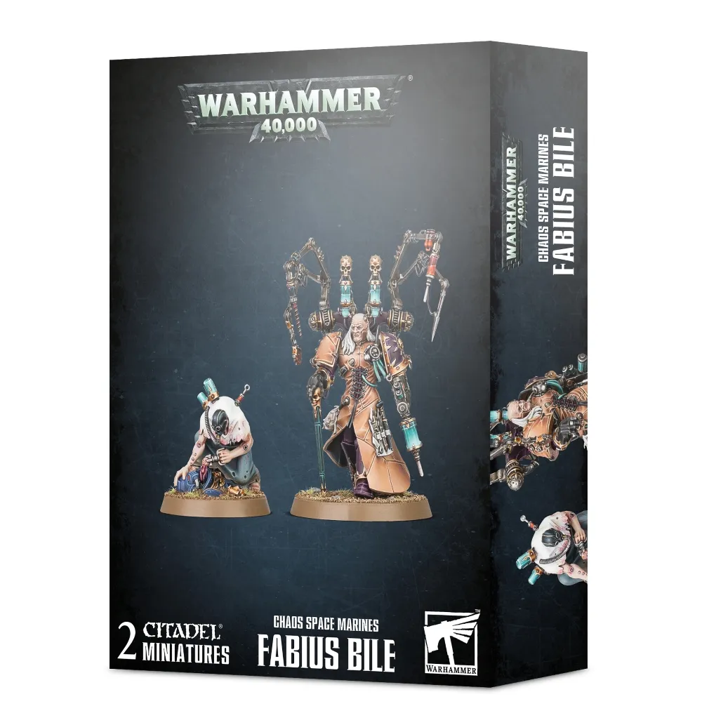 Boîte d'emballage officielle de figurines pour le jeu de stratégie Warhammer 40,000, présentée de trois-quarts. Le logo argenté de Warhammer 40,000 domine le haut de la boîte sur un fond gris foncé et texturé. L'illustration centrale met en scène le personnage de Fabius Bile aux côtés de son acolyte Chirurgien Glandulaire. Fabius Bile est un savant fou du Chaos vêtu d'un long manteau beige rappelant de la peau humaine tendue, doté d'un râtelier dorsal mécanique complexe surmonté de fioles de liquide turquoise, de crânes et de bras articulés chirurgicaux terminés par des seringues et des scies. À sa gauche, une petite créature mutée et bossue porte une bure blanche maculée de sang et manipule des instruments médicaux. Les deux figurines reposent sur des socles sablés individuels. En bas de la boîte, les inscriptions en lettres capitales blanches indiquent "CHAOS SPACE MARINES FABIUS BILE" flanquées de la mention "2 CITADEL MINIATURES" à gauche et du logo blanc Citadel de Warhammer à droite. Le rabat latéral droit montre des gros plans horizontaux des deux personnages.