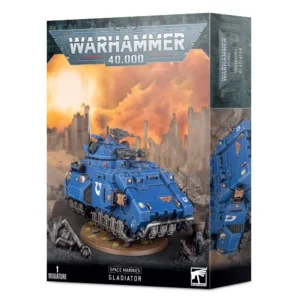 Vue de trois quarts de la boîte de figurine officielle pour le jeu Warhammer 40,000. Au sommet de l'emballage, le logo officiel bleu et argenté « WARHAMMER 40,000 » est mis en évidence au centre. L'illustration principale présente le char d'assaut blindé Gladiator peint en bleu saphir vif aux couleurs du Chapitre des Ultramarines, arborant un grand symbole de "U" blanc sur le flanc et un aigle impérial doré à l'avant de la coque. Le char progresse sur un sol jonché de gravats métalliques et de débris sombres au milieu de ruines gothiques, sous un ciel de guerre embrasé par une gigantesque explosion orange et jaune. Le véhicule est équipé d'une tourelle blindée supérieure munie de canons laser jumelés et de systèmes d'armes secondaires montés sur les flancs de la coque. Le bandeau noir inférieur indique en lettres capitales blanches « 1 MINIATURE », « SPACE MARINES » et « GLADIATOR » à côté du logo carré blanc de Games Workshop dans le coin droit. Le flanc droit de la boîte affiche un visuel vertical partiel du char vu de dessus.