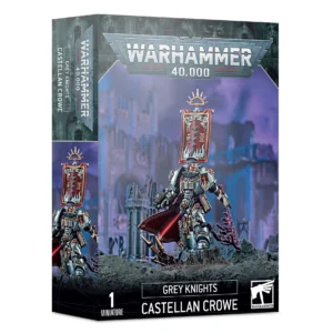 Boîte d'emballage officielle d'une figurine de personnage pour le jeu de stratégie Warhammer 40,000, présentée de trois-quarts. Le grand logo argenté de Warhammer 40,000 domine la partie supérieure, incrusté sur une bordure supérieure gris foncé sculptée de reliefs de visages hurlants. L'illustration centrale met en valeur le Chapelain Castellan Crowe de la faction des Chevaliers Gris (Grey Knights), entièrement assemblé et peint. Le guerrier d'élite arbore une armure de plaques argentée hautement détaillée, ornée d'inscriptions runiques gravées, de symboles de l'Inquisition dorés, et d'un grand livre ouvert fixé sur son armure dorsale. Il porte une longue cape bordeaux dont la doublure blanche est visible. Le personnage se tient debout sur des débris gothiques en ruine, brandissant de sa main droite la Lame d'Antwyr, une épée noire maudite enveloppée de flammes psychiques violettes et d'un long ruban de parchemin qui ondule. Sa main gauche est équipée d'un fulgurant monté sur le poignet. Le fond de l'image présente une atmosphère mystique baignée d'une lueur bleutée et violette révélant des silhouettes démoniaques. En bas au centre, un encadré noir épuré indique les inscriptions blanches "GREY KNIGHTS CASTELLAN CROWE", flanquées de la mention "1 MINIATURE" à gauche et du logo blanc officiel de Warhammer Citadel dans le coin droit. Le rabat latéral droit, d'une teinte gris-bleu sombre, montre un aperçu vertical du héros sous le même angle.