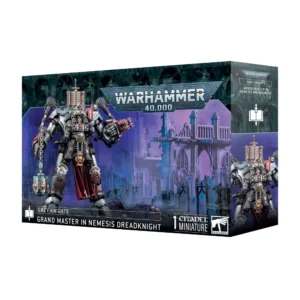 Boîte d'emballage officielle d'une figurine de personnage pour le jeu de stratégie Warhammer 40,000, présentée de trois-quarts. Le grand logo argenté de Warhammer 40,000 domine la partie supérieure, incrusté sur une bordure supérieure gris foncé sculptée de reliefs de visages hurlants. L'illustration centrale met en scène le Grand Maître en Cuirasse Némésis (intitulé Grey Knights Grand Master in Nemesis Dreadknight en anglais) entièrement assemblé et peint. Cet imposant exosquelette mécanique de combat argenté et métallique des Grey Knights abrite un guerrier en armure assistée au centre. La machine de guerre est armée d'un grand marteau de maître ou d'un fléau d'armes suspendu à une chaîne dans sa main droite, et d'un lourd psycanon à canons multiples rouge sur son bras gauche. Un grand livre ouvert en relief surmonte la structure de l'exosquelette. La figurine se tient debout sur un sol rocheux sombre au milieu des ruines gothiques bleutées d'une cathédrale détruite, sous un ciel brumeux violet. En bas au centre, un encadré noir épuré indique les inscriptions blanches "GREY KNIGHTS GRAND MASTER IN NEMESIS DREADKNIGHT", flanquées de la mention "1 CITADEL MINIATURE" à droite avec le logo officiel blanc de Warhammer Citadel. Le rabat latéral droit montre un aperçu vertical du personnage et l'icône de livre ouvert de la faction sous le même angle.