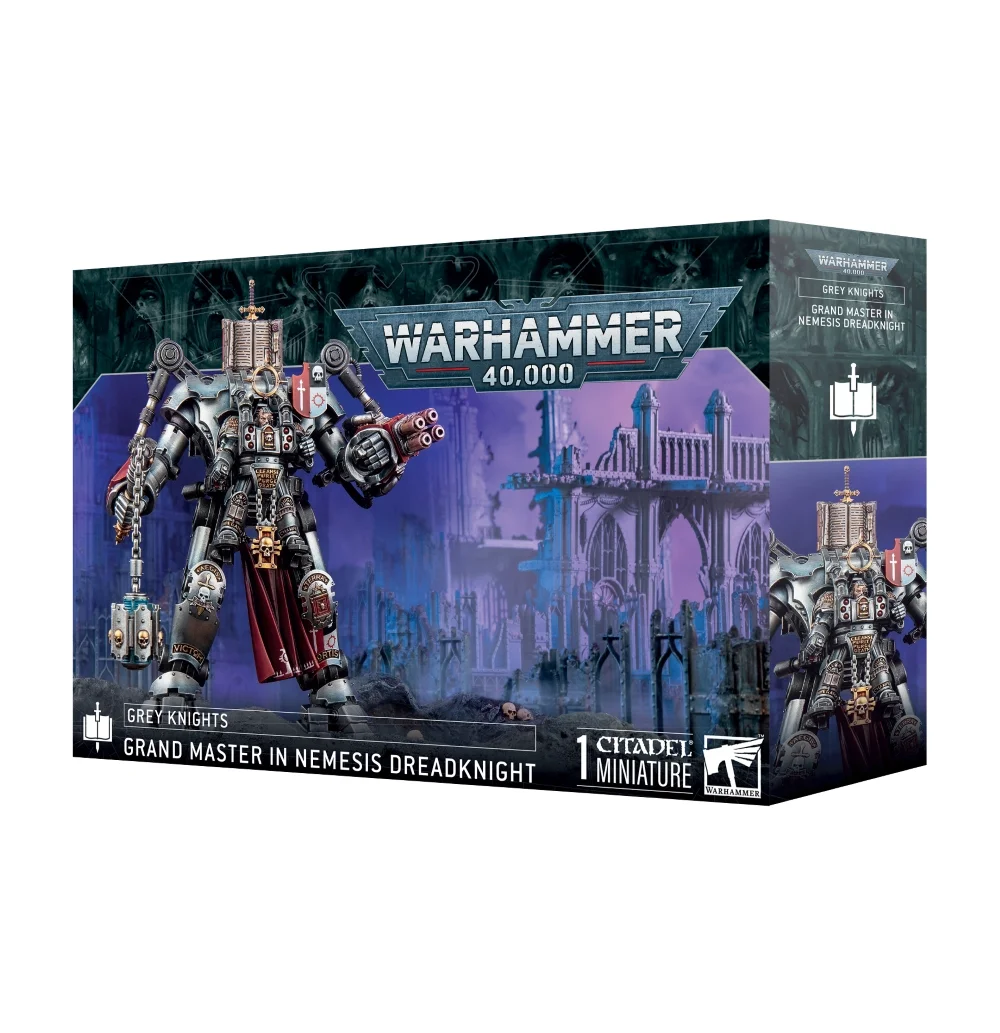 Boîte d'emballage officielle d'une figurine de personnage pour le jeu de stratégie Warhammer 40,000, présentée de trois-quarts. Le grand logo argenté de Warhammer 40,000 domine la partie supérieure, incrusté sur une bordure supérieure gris foncé sculptée de reliefs de visages hurlants. L'illustration centrale met en scène le Grand Maître en Cuirasse Némésis (intitulé Grey Knights Grand Master in Nemesis Dreadknight en anglais) entièrement assemblé et peint. Cet imposant exosquelette mécanique de combat argenté et métallique des Grey Knights abrite un guerrier en armure assistée au centre. La machine de guerre est armée d'un grand marteau de maître ou d'un fléau d'armes suspendu à une chaîne dans sa main droite, et d'un lourd psycanon à canons multiples rouge sur son bras gauche. Un grand livre ouvert en relief surmonte la structure de l'exosquelette. La figurine se tient debout sur un sol rocheux sombre au milieu des ruines gothiques bleutées d'une cathédrale détruite, sous un ciel brumeux violet. En bas au centre, un encadré noir épuré indique les inscriptions blanches "GREY KNIGHTS GRAND MASTER IN NEMESIS DREADKNIGHT", flanquées de la mention "1 CITADEL MINIATURE" à droite avec le logo officiel blanc de Warhammer Citadel. Le rabat latéral droit montre un aperçu vertical du personnage et l'icône de livre ouvert de la faction sous le même angle.