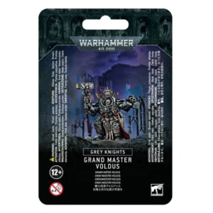 Emballage sous blister officiel d'une figurine de personnage pour le jeu de stratégie Warhammer 40,000, présenté de face avec une fente d'accroche au sommet. Le grand logo argenté de Warhammer 40,000 domine la partie supérieure, incrusté sur une bordure supérieure gris foncé sculptée de reliefs de visages hurlants. L'illustration centrale met en scène le Grand Master Voldus, entièrement assemblé et peint. Ce puissant personnage des Chevaliers Gris arbore une lourde armure Terminator argentée richement ornée de symboles dorés, de parchemins et d'une longue cape rouge bordeaux. Il est représenté debout sur un sol rocheux gris foncé, brandissant de sa main droite son imposant marteau de force némésis orné d'un crâne ailé et pointant son fulgurant monté sur le poignet gauche vers l'avant. L'arrière-plan mystique est baigné d'une lueur violette et bleutée révélant des ruines gothiques. La partie inférieure noire comporte de grands encadrés textuels avec les mentions blanches "GREY KNIGHTS" et "GRAND MASTER VOLDUS", suivies de ses traductions. Les logos d'avertissement de sécurité et d'âge recommandé "12+" figurent en bas à gauche, tandis que le logo blanc de Warhammer Citadel est placé dans le coin inférieur droit.