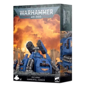 Boîte d'emballage cartonnée officielle de Games Workshop vue de trois-quarts, présentant le kit de fortification Hammerfall Bunker pour la faction Space Marines de Warhammer 40,000. L'illustration centrale met en scène un imposant bunker défensif peint en bleu Ultramarine, orné de l'emblème de l'aquila impériale dorée sur ses plaques de blindage frontales. La structure fortifiée est surmontée d'une tourelle rotative équipée de deux imposants lance-missiles à sous-munitions pointés vers le ciel, et dispose de tourelles de bolters lourds sur ses côtés. Le bunker est implanté dans un sol de gravats gris, se détachant sur un arrière-plan incendiaire aux teintes orange et jaune vif évoquant un ciel de guerre saturé de fumée et d'explosions, avec des silhouettes de ruines gothiques. Deux guerriers Space Marines en armure bleue flanquent l'édifice. Le sommet de la boîte arbore le grand logo métallique gris "Warhammer 40,000". Le bandeau noir inférieur comporte les inscriptions blanches "SPACE MARINES HAMMERFALL BUNKER", accompagnée de l'icône "x1" à gauche et du logo de l'aigle blanc de Games Workshop dans le coin inférieur droit. Le flanc droit de la boîte montre une vue partielle de la fortification sous un autre angle.
