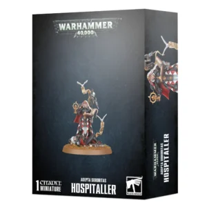 Boîte d'emballage cartonnée officielle de Games Workshop vue de trois-quarts, présentant le kit de figurine de l'Hospitaller pour la faction Adepta Sororitas de Warhammer 40,000. L'illustration centrale sur un fond bleu nuit dégradé met en scène une sœur médicale debout au-dessus d'une Sœur de Bataille mourante allongée sur le sol sablonneux. L'Hospitaller porte une armure de puissance noire, des drapés blancs et rouges ainsi qu'une capuche blanche. Elle est concentrée sur la lecture d'un grand livre sacré ouvert et tient une icône dorée dans sa main droite. Un appareillage mécanique doté d'outils médicaux et de seringues est monté sur son dos, tandis que deux chérubins aux ailes blanches volent autour d'elle en déployant de longs parchemins de pureté. Le haut de la boîte arbore le logo métallique "Warhammer 40,000". Le bas affiche un bandeau noir avec les inscriptions blanches "1 CITADEL MINIATURE", "ADEPTA SORORITAS" et "HOSPITALLER", flanquées du logo de l'aigle de Games Workshop dans le coin droit. Le flanc droit de la boîte présente un gros plan partiel du même personnage avec le titre du produit écrit verticalement.