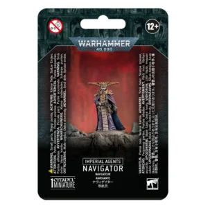Emballage sous blister officiel d'une figurine de personnage pour le jeu de stratégie Warhammer 40,000, présenté de face avec une fente d'accroche au sommet. La partie supérieure arbore le logo officiel argenté Warhammer 40,000 sur fond gris texturé représentant des visages hurlants. L'illustration centrale met en scène le Navigateur entièrement assemblé et peint. Ce personnage mystique de la faction Imperial Agents (Espern Locarno) porte une longue robe fluide bleu nuit avec des bordures et des motifs héraldiques dorés, ainsi qu'une imposante collerette rigide rouge bordeaux derrière la tête. Son visage est en partie dissimulé sous un bandeau blanc cachant son troisième œil muté. De sa main droite, il tient fermement un grand bâton de commandement doré surmonté d'une icône astronomique, tandis que sa main gauche gantée est tendue vers l'avant. La figurine est positionnée sur un socle rocheux sombre, devant un arrière-plan baigné d'un dégradé rouge vif embrumé laissant deviner des silhouettes de bâtiments gothiques. En bas au centre, un encadré noir affiche les mentions "IMPERIAL AGENTS" et "NAVIGATOR", suivies de ses traductions multilingues, dont "NAVIGATEUR". En bas à gauche figure la mention "1 CITADEL MINIATURE".