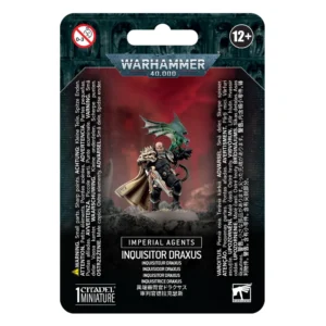 Emballage sous blister officiel d'une figurine de personnage pour le jeu de stratégie Warhammer 40,000, présenté de face avec une fente d'accroche au sommet. La partie supérieure arbore le logo officiel argenté Warhammer 40,000 sur fond gris texturé représentant des visages hurlants. L'illustration centrale met en scène la Dame Inquisitrice Kyria Draxus entièrement assemblée et peinte. Le personnage au crâne rasé porte une armure énergétique noire polie, une cape beige fluide et une épaulière imposante ornée d'un crâne extraterrestre blanc. Elle tient un poing américain renforcé d'une main et un pistolet shuriken modifié de l'autre. Une petite créature reptilienne ailée verte (un Shang) est perchée sur son gantelet gauche, les ailes déployées. La figurine est positionnée sur un socle rocheux sombre, devant un arrière-plan baigné d'un dégradé rouge vif embrumé. En bas au centre, un encadré noir affiche les mentions "IMPERIAL AGENTS" et "INQUISITOR DRAXUS", suivies de ses traductions multilingues, dont "INQUISITRICE DRAXUS". En bas à gauche figure la mention "1 CITADEL MINIATURE".