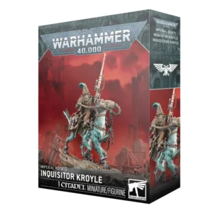 Emballage officiel de la boîte de figurine Warhammer 40,000 pour le personnage de l'Inquisiteur Kroyle de la faction Imperial Agents. L'illustration principale montre la figurine peinte d'un inquisiteur à armure sombre et cape rouge, portant un casque orné d'une grande plume turquoise. Il chevauche une monture cybernétique à la peau turquoise et aux membres renforcés par des câbles et des éléments mécaniques, qui se cabre sur un socle rocheux jonché de douilles. Le personnage tient un long fusil de précision pointé vers le haut. L'arrière-plan présente un ciel de guerre nuageux d'un rouge écarlate intense derrière des silhouettes de ruines gothiques sombres. Le logo gris et blanc "Warhammer 40,000" est positionné en haut au centre. En bas à gauche, les inscriptions blanches indiquent "IMPERIAL AGENTS" et "INQUISITOR KROYLE", tandis que la bordure inférieure noire affiche la mention "1 CITADEL MINIATURE/FIGURINE" et le logo blanc de Citadel. Le côté droit de la boîte montre un plan rapproché de la figurine sous le symbole de l'aquila impériale blanche.