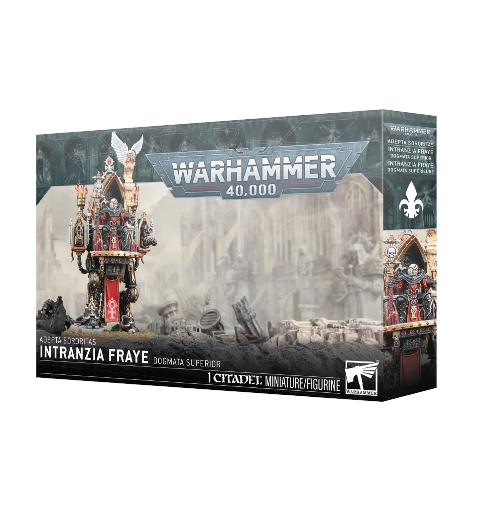 Emballage officiel de la boîte de figurine Warhammer 40,000 pour le personnage Intranzia Fraye – Dogmata Supérieure de la faction Adepta Sororitas. L'illustration principale présente la figurine peinte d'une Dogmata Supérieure à armure noire et drapés rouges, assise sur un trône intégré à un imposant marcheur de combat mécanique noir aux détails dorés. La machine de guerre, ornée d'un grand étendard rouge suspendu à l'avant, de bougies allumées et d'une statue d'ange blanc ailé au sommet, se tient sur un sol de gravats noirs. L'arrière-plan affiche une cathédrale gothique en ruine enveloppée dans une brume beige et grise très claire. Le logo argenté et bleu "Warhammer 40,000" est placé au centre supérieur. En bas à gauche, le texte blanc indique "ADEPTA SORORITAS" au-dessus du nom du personnage "INTRANZIA FRAYE DOGMATA SUPERIOR". La bordure inférieure noire affiche la mention "1 CITADEL MINIATURE/FIGURINE" à côté du logo blanc Citadel. La face latérale droite de la boîte montre un gros plan du personnage sous le symbole blanc de la fleur de lys de la faction.