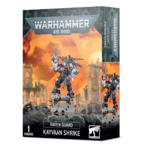 Vue en perspective de la boîte de jeu Warhammer 40,000 présentant la figurine de Kayvaan Shrike, Maître de Chapitre des Space Marines Raven Guard. Au centre, le personnage est représenté dans une pose dynamique de saut, équipé d'une armure énergétique noire, d'un réacteur dorsal massif et de griffes acérées, se tenant sur un socle de ruines grisâtres. Le ciel en arrière-plan est embrasé par des tons orange et rouge, évoquant un champ de bataille dévasté. Le logo métallique argenté "WARHAMMER 40,000" est situé en haut de la boîte. Le bandeau noir en bas indique le nom de la faction "RAVEN GUARD" et celui du personnage, avec la mention "1 MINIATURE" sur la gauche. La tranche droite de la boîte rappelle le nom du personnage.