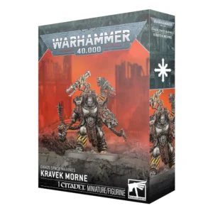 Emballage officiel de la boîte de figurine Warhammer 40,000 présentant le personnage de Kravek-Morne de la faction Chaos Space Marines. L'illustration principale met en scène la figurine peinte d'un guerrier massif en armure assistée sombre et métallique, agrémentée de bandes de signalisation obliques jaunes et noires (Iron Warriors style) sur les jambières et les épaulières. Le personnage porte un casque en forme de crâne métallique et brandit un lourd marteau de guerre d'une main, tandis que des bras mécaniques et des canons pointent au-dessus de son paquetage dorsal. Il se tient fièrement sur un sol de décombres gris et rocheux. L'arrière-plan dépeint un paysage apocalyptique de structures industrielles et de ruines gothiques plongées dans une brume rouge et orange intense. Le logo gris et blanc "Warhammer 40,000" domine le haut de la boîte. Les inscriptions blanches "CHAOS SPACE MARINES" et "KRAVEK MORNE" figurent en bas à gauche, alors que la mention "1 CITADEL MINIATURE/FIGURINE" et le logo blanc de Citadel sont visibles sur la bordure inférieure noire. La face latérale droite montre un plan resserré du personnage sous le symbole blanc de l'Étoile du Chaos à huit pointes.