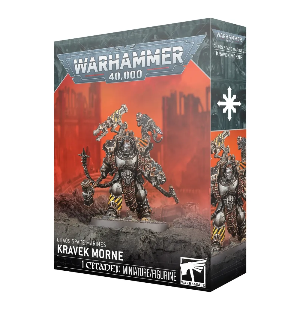 Emballage officiel de la boîte de figurine Warhammer 40,000 présentant le personnage de Kravek-Morne de la faction Chaos Space Marines. L'illustration principale met en scène la figurine peinte d'un guerrier massif en armure assistée sombre et métallique, agrémentée de bandes de signalisation obliques jaunes et noires (Iron Warriors style) sur les jambières et les épaulières. Le personnage porte un casque en forme de crâne métallique et brandit un lourd marteau de guerre d'une main, tandis que des bras mécaniques et des canons pointent au-dessus de son paquetage dorsal. Il se tient fièrement sur un sol de décombres gris et rocheux. L'arrière-plan dépeint un paysage apocalyptique de structures industrielles et de ruines gothiques plongées dans une brume rouge et orange intense. Le logo gris et blanc "Warhammer 40,000" domine le haut de la boîte. Les inscriptions blanches "CHAOS SPACE MARINES" et "KRAVEK MORNE" figurent en bas à gauche, alors que la mention "1 CITADEL MINIATURE/FIGURINE" et le logo blanc de Citadel sont visibles sur la bordure inférieure noire. La face latérale droite montre un plan resserré du personnage sous le symbole blanc de l'Étoile du Chaos à huit pointes.