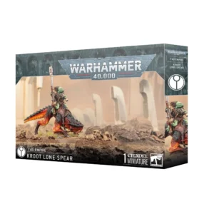 Boîte de produit officielle Warhammer 40,000 présentant le kit de figurine du Solilance Kroot (Kroot Lone-Spear). L'illustration principale montre un éclaireur Kroot à la peau verte assis sur une monture reptilienne agile, un Kalamandra, dont la peau est noire sur le dessus et vire au rouge et à l'orange vif sur le dessous. Le cavalier se tient droit, tenant une longue carabine ou lance technologique à la verticale. Ils se trouvent sur un sol rocailleux et désertique, avec des structures blanches futuristes et épurées en arrière-plan sous un ciel poussiéreux aux tons beige et ocre. Le grand logo gris "Warhammer 40,000" est centré en haut de la boîte. Le coin inférieur gauche indique textuellement "T'au Empire - Kroot Lone-Spear" à côté de l'icône de la faction, et la mention "1 Citadel Miniature" figure en bas à droite.