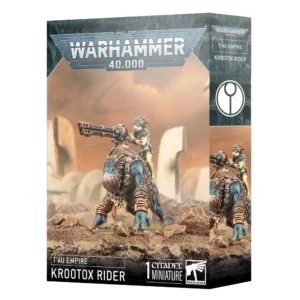 Boîte de produit officielle Warhammer 40,000 présentant la figurine du Cavalier Krootox (Krootox Rider). L'illustration principale montre une grande créature simiesque et robuste à la peau gris-bleu, un Krootox, sur laquelle est assis un tireur Kroot vert à crête de piquants. Un imposant canon double est monté sur le dos de la créature, soutenu par le cavalier. Ils sont positionnés sur un sol caillouteux et désertique, avec en arrière-plan des structures blanches et floues de l'Empire T'au sous un ciel ocre brumeux. Le logo gris "Warhammer 40,000" est affiché en haut. Le coin inférieur gauche indique textuellement "T'au Empire - Krootox Rider", et le bas de la boîte précise "1 Citadel Miniature" avec le logo de la marque.