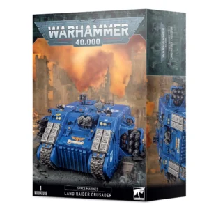 Boîte d'emballage officielle de la figurine Warhammer 40,000 présentant le char de transport des Space Marines. L'illustration principale met en scène le Land Raider Crusader, un impressionnant véhicule de guerre lourdement blindé et chenillé, peint aux couleurs bleues emblématiques du chapitre des Ultramarines. Le char arbore des systèmes d'armes massifs, dont des affûts de bolters Hurricane sur ses flancs et un double canon d'assaut sur la coque supérieure, ainsi qu'un symbole d'Aquila impérial doré sur sa rampe d'accès avant. Il avance au milieu d'un sol jonché de débris rocheux gris. À l'arrière-plan, un paysage de fin du monde dévoile des ruines de structures gothiques enveloppées par d'épaisses fumées et la lueur orangée intense d'un incendie de guerre. Le grand logo argenté Warhammer 40,000 domine le haut de la boîte, tandis que la mention "Space Marines Land Raider Crusader" apparaît en blanc sur la bande noire inférieure. Le flanc droit de la boîte présente un visuel secondaire du char de profil.