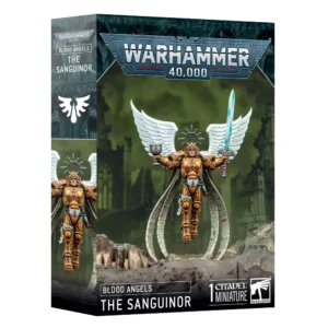 Boîte d'emballage cartonnée officielle de Games Workshop vue de trois-quarts, présentant le kit de figurine de Le Sanguinor (The Sanguinor) pour la faction Blood Angels de Warhammer 40,000. L'illustration centrale met en scène un être angélique majestueux en armure de puissance intégrale d'or poli, doté de deux grandes ailes de plumes blanches déployées et surmonté d'un halo de fer rayonnant. Figé en plein vol au-dessus d'un sol de gravats sombres, il brandit un calice argenté de sa main droite et une grande épée énergétique à la lame bleu turquoise de sa main gauche, tandis que de longs parchemins de pureté chargés d'écritures serpentent sous lui. L'arrière-plan dépeint un paysage brumeux aux teintes vert olive révélant des silhouettes de cathédrales gothiques en ruine. Le sommet de la boîte affiche le grand logo métallique gris "Warhammer 40,000". Le bandeau noir inférieur comporte les inscriptions blanches "BLOOD ANGELS", "THE SANGUINOR" et "1 CITADEL MINIATURE", flanquées du logo blanc de Games Workshop dans le coin inférieur droit. Le flanc gauche de l'emballage montre le blason blanc du chapitre ainsi qu'un aperçu vertical partiel de la même illustration.