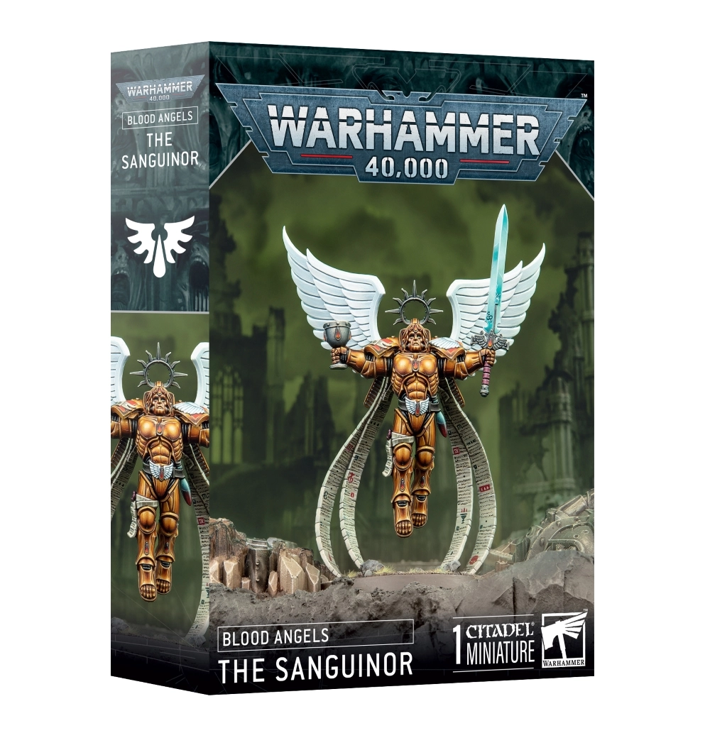 Boîte d'emballage cartonnée officielle de Games Workshop vue de trois-quarts, présentant le kit de figurine de Le Sanguinor (The Sanguinor) pour la faction Blood Angels de Warhammer 40,000. L'illustration centrale met en scène un être angélique majestueux en armure de puissance intégrale d'or poli, doté de deux grandes ailes de plumes blanches déployées et surmonté d'un halo de fer rayonnant. Figé en plein vol au-dessus d'un sol de gravats sombres, il brandit un calice argenté de sa main droite et une grande épée énergétique à la lame bleu turquoise de sa main gauche, tandis que de longs parchemins de pureté chargés d'écritures serpentent sous lui. L'arrière-plan dépeint un paysage brumeux aux teintes vert olive révélant des silhouettes de cathédrales gothiques en ruine. Le sommet de la boîte affiche le grand logo métallique gris "Warhammer 40,000". Le bandeau noir inférieur comporte les inscriptions blanches "BLOOD ANGELS", "THE SANGUINOR" et "1 CITADEL MINIATURE", flanquées du logo blanc de Games Workshop dans le coin inférieur droit. Le flanc gauche de l'emballage montre le blason blanc du chapitre ainsi qu'un aperçu vertical partiel de la même illustration.