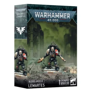 Boîte d'emballage cartonnée officielle de Games Workshop vue de trois-quarts, présentant le kit de figurine de Lemartes pour la faction Blood Angels de Warhammer 40,000. L'illustration centrale met en scène le célèbre Gardien des Égarés revêtu d'une armure de puissance noire ornée de reliefs en forme de cage thoracique blanche. Il arbore un casque en forme de crâne ricanant aux lentilles oculaires vertes, une épaulière rouge frappée d'une aile blanche et une épaulière couleur os. Debout en posture de combat sur un sol de ruines grises et de débris, il tient son Crozius Arcanum doré dans sa main droite et un pistolet bolter dans sa main gauche. L'arrière-plan dépeint un paysage brumeux et sinistre aux nuances vert olive laissant entrevoir des cathédrales gothiques en ruine. Le sommet de la boîte affiche le grand logo métallique gris "Warhammer 40,000". Le bandeau noir inférieur comporte les inscriptions blanches "BLOOD ANGELS", "LEMARTES" et "1 CITADEL MINIATURE", flanquées du logo blanc de Games Workshop à droite. Le flanc gauche de l'emballage présente le blason blanc de la goutte de sang ailée ainsi qu'un aperçu vertical partiel de la figurine.