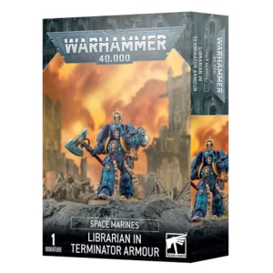 Boîte de produit officielle Warhammer 40,000 présentant une figurine de Space Marine appelée "Librarian in Terminator Armour" (Archiviste en Armure Terminator). L'image montre la boîte cartonnée sous un angle de trois quarts. Sur la face avant, l'illustration principale met en scène la figurine peinte d'un Archiviste en armure Terminator bleue ornée de runes lumineuses cyans. Il tient une hache de force énergétique dans sa main droite et un bolter Storm au poignet gauche. Le personnage se tient sur un sol rocheux et gris, devant un arrière-plan représentant une cité en ruine sous un ciel orangé et embrasé. En haut de la boîte figure le logo imposant "Warhammer 40,000" en lettres grises. En bas, les mentions textuelles indiquent "1 Miniature", "Space Marines" et le nom du produit "Librarian in Terminator Armour" à côté du logo blanc de Games Workshop. Le côté droit de la boîte répète ces informations avec un visuel zoomé du personnage.