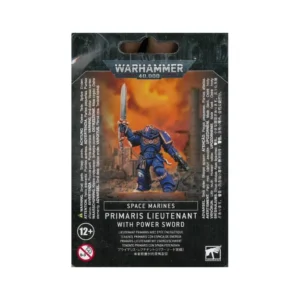 Emballage cartonné officiel de type blister à fond noir texturé pour le jeu Warhammer 40,000. La partie supérieure présente le logo officiel argenté et bleu « WARHAMMER 40,000 ». L'illustration centrale rectangulaire montre la figurine peinte d'un Lieutenant avec épée énergétique des Ultramarines, debout sur un sol rocheux devant un arrière-plan apocalyptique de ruines embrasées par un ciel orange vif. Le Space Marine est vêtu d'une armure énergétique bleu saphir avec un plastron à aigle doré et un casque bleu marqué de bandes verticales blanches et rouges. Il brandit verticalement une épée d'argent aux reflets d'énergie bleutés de sa main droite et tient un pistolet bolter dans sa main gauche baissée. Sous l'image, un encadré noir affiche les inscriptions en lettres capitales blanches « SPACE MARINES » et « PRIMARIS LIEUTENANT WITH POWER SWORD », suivi de sa traduction en français en plus petits caractères. Les logos de restriction d'âge 12+ et de Games Workshop sont visibles dans les coins inférieurs.