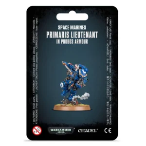 Emballage officiel de type blister à fond noir texturé pour le jeu Warhammer 40,000. Dans la partie supérieure, un texte blanc en capitales indique « SPACE MARINES PRIMARIS LIEUTENANT IN PHOBOS ARMOUR ». Au centre, la figurine peinte montre un Lieutenant en armure Reiver appartenant au Chapitre des Ultramarines. Le personnage est représenté en pleine dynamique de saut, franchissant un débris métallique gris d'où s'échappe une volute de fumée blanche. Il porte une armure assistée bleu saphir, des épaulières bordées d'or avec l'icône en forme de U blanc des Ultramarines, et un casque doté d'un demi-masque blanc en forme de crâne. De sa main droite levée vers l'arrière, il brandit un long couteau de combat, tandis que sa main gauche abaissée tient une carabine bolter compacte. Au bas du blister figurent les logos officiels de « WARHAMMER 40,000 » et de « CITADEL », flanqués du logo de restriction d'âge 0-3 et du marquage de conformité CE.