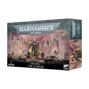 Vue en perspective de la boîte de jeu Warhammer 40,000 présentant le personnage de Lion El'Jonson, le Primarch de la faction des Dark Angels. L'illustration centrale montre la figurine d'un grand guerrier à la barbe blanche en armure énergétique vert sombre ornée d'or, portant une longue cape beige. Il brandit une épée énergétique étincelante et tient un bouclier d'apparat massif. Il se tient debout sur un amoncellement de débris et de ruines, entouré de deux petits Guetteurs des Ténèbres en robes bordeaux portant des reliques. L'arrière-plan est composé de cathédrales gothiques en ruines sous un ciel brumeux aux teintes roses et violettes. Le logo argenté "WARHAMMER 40,000" domine le haut de l'emballage. Sur le bandeau noir inférieur, les inscriptions blanches indiquent "DARK ANGELS" et "LION EL'JONSON", avec la mention "1 MINIATURE" à gauche et le logo carré blanc de Warhammer à droite. La tranche droite de la boîte reprend les titres du personnage sur fond vert foncé.