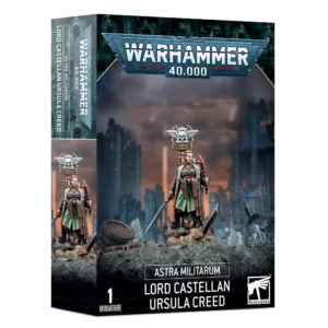 Boîte d'emballage officielle d'une figurine de personnage pour le jeu de stratégie Warhammer 40,000, présentée de trois-quarts. Le grand logo argenté de Warhammer 40,000 domine la partie supérieure, incrusté sur une bordure supérieure gris foncé sculptée de reliefs de visages hurlants. L'illustration centrale met en scène la Seigneure Castellane Ursula Creed entièrement assemblée et peinte. Ce haut commandant de l'Astra Militarum adopte une posture fière et autoritaire, debout sur un monticule de décombres fortifiés. Elle porte un long manteau d'officier marron, une armure de torse ornée de médailles et une tunique verte. Elle tient une épée énergétique abaissée dans sa main droite et deux pistolets reliques gravés dans ses holsters. Juste derrière elle s'élève une icône dorsale monumentale en métal argenté représentant un crâne ailé surmontant l'inscription "CADIA". La figurine progresse au milieu d'un champ de ruines gothiques dévastées, sous un ciel de guerre obscurci par une fumée épaisse aux teintes orangées. En bas au centre, un encadré noir épuré indique les inscriptions blanches "ASTRA MILITARUM LORD CASTELLAN URSULA CREED", flanquées de la mention "1 MINIATURE" à gauche et du logo blanc officiel de Warhammer Citadel à droite. Le rabat latéral droit, d'une teinte gris-bleu sombre, montre un aperçu vertical partiel de la figurine sous le même angle.