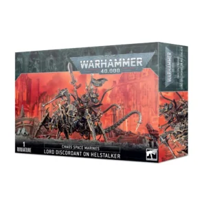 Boîte d'emballage officielle d'une figurine de personnage pour le jeu de stratégie Warhammer 40,000, montrée de trois-quarts. Le grand logo argenté de Warhammer 40,000 trône en haut au centre sur une bordure gris foncé texturée de visages hurlants sculptés. L'illustration centrale met en avant le Seigneur de la Discorde sur Métarôdeur (intitulé Lord Discordant on Helstalker en anglais), un puissant champion mécanique du Chaos chevauchant une immense machine-démon quadrupède à l'allure d'insecte ou d'araignée cybernétique. Le cavalier brandit une grande lance énergétique et porte une bannière noire déchirée, tandis que sa monture biomécanique, aux plaques de blindage noires et dorées, déploie des appendices tranchants et une longue queue mécanique articulée. Ils progressent sur un sol de décombres gris devant un arrière-plan apocalyptique embrasé de lumière rouge et orange, révélant des structures gothiques en ruines. En bas au centre, les inscriptions blanches indiquent "CHAOS SPACE MARINES LORD DISCORDANT ON HELSTALKER", flanquées de la mention "1 MINIATURE" à gauche et du logo blanc de Warhammer à droite. Le rabat latéral droit montre un gros plan de la monture mécanique.