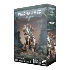 Boîte d'emballage officielle d'une figurine de personnage pour le jeu de stratégie Warhammer 40,000, présentée de trois-quarts. Le grand logo argenté de Warhammer 40,000 domine la partie supérieure, incrusté sur une bordure supérieure gris foncé sculptée de reliefs de visages hurlants. L'illustration centrale met en valeur le Seigneur-Maréchal Dreir, un officier supérieur de la Death Korps de Krieg pour la faction Astra Militarum, entièrement assemblé et peint. Ce commandant fier monte une monture cybernétique à la peau blanche et aux pattes mécaniques rousses, équipée d'un masque à gaz noir à lentille rouge et d'une armure pectorale dorée. Le cavalier arbore un masque à gaz crânien gris, un casque à cimier rouge flamboyant et un long manteau d'officier noir à doublure rouge orné de galons dorés. De sa main gauche, il pointe un sabre de cavalerie argenté vers l'avant. La monture se tient cabrée sur un monticule de terre parsemé de barbelés, de débris de bois et de crânes humains. Le fond de l'image présente un paysage de guerre urbain dévasté, composé de cathédrales gothiques en ruine sous un ciel brumeux et sombre aux teintes orangées. En bas au centre, un encadré noir épuré indique les inscriptions blanches "ASTRA MILITARUM LORD MARSHAL DREIR", flanquées de la mention "1 CITADEL MINIATURE" à droite, juste à côté du logo officiel de Warhammer Citadel. Le rabat latéral droit, d'une teinte gris-bleu sombre, montre un insigne d'aigle impérial blanc (l'Aquila) avec un crâne, ainsi qu'un gros plan vertical du personnage sous le même angle.