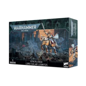 Boîte d'emballage officielle d'une figurine de personnage pour le jeu de stratégie Warhammer 40,000, présentée de trois-quarts. Le grand logo argenté de Warhammer 40,000 domine la partie supérieure, incrusté sur une bordure supérieure gris foncé sculptée de reliefs de visages hurlants. L'illustration centrale met en scène le Seigneur Solaire Leontus (intitulé Astra Militarum Lord Solar Leontus en anglais) entièrement assemblé et peint. Ce commandant suprême de l'Astra Militarum est monté sur Konstantin, son fier étalon cybernétique blanc aux sabots et plaques d'armure dorés. Le cavalier arbore une armure étincelante, une cape blanche doublée de rouge, une couronne solaire dorée et lève bien haut son épée énergétique relique. Sa monture se cabre fièrement sur un monceau de débris technologiques et mécaniques sombres. L'action prend place au milieu d'un champ de ruines gothiques dévastées, sous un ciel de guerre obscurci par une fumée épaisse aux teintes orangées. En bas au centre, un encadré noir épuré indique les inscriptions blanches "ASTRA MILITARUM LORD SOLAR LEONTUS", flanquées de la mention "1 MINIATURE" à gauche et du logo officiel blanc de Warhammer Citadel à droite. Le rabat latéral droit, d'une teinte gris-bleu sombre, montre un aperçu vertical partiel de la figurine sous le même angle.