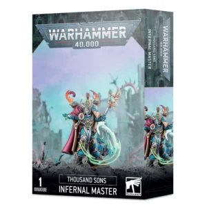 Boîte de produit officielle Warhammer 40,000 présentant la figurine du Maître Infernal de la faction des Thousand Sons. L'illustration centrale montre un sorcier en armure énergétique bleu turquoise et or, vêtu d'une longue cape bordeaux et d'un casque cornu. Il brandit un bâton rituel doré tandis qu'un tourbillon de magie psychique vert clair s'élève à ses pieds, transportant de petites créatures démoniaques bleues. Le décor en arrière-plan affiche des ruines gothiques sous un ciel brumeux violet. Le logo « Warhammer 40,000 » est visible en haut, et les mentions « Thousand Sons », « Infernal Master » ainsi que le logo Citadel figurent en bas du packaging.